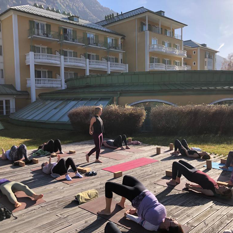 yoga auf der terasse alpenhaus gastein